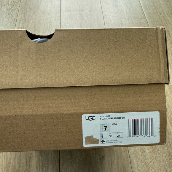 UGG Classic Ultra Mini Platform Boots - Picture 2 of 9